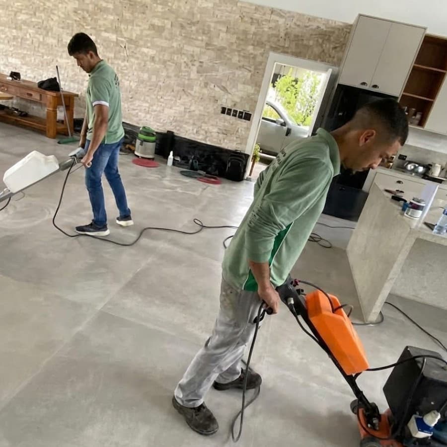 Equipe Grupo Pupulin restaurando piso com politriz